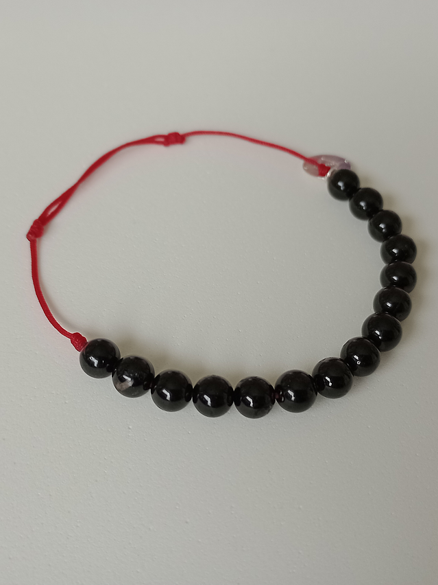 Pulsera hilo rojo regulable de piedras turmalina 6