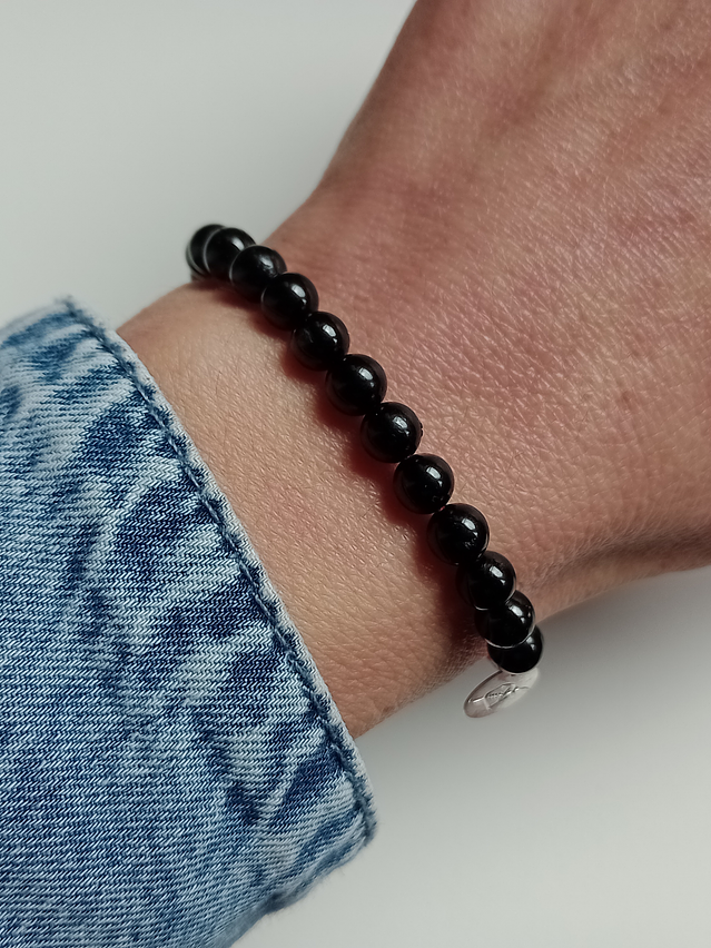 Pulsera hilo rojo regulable de piedras turmalina 7