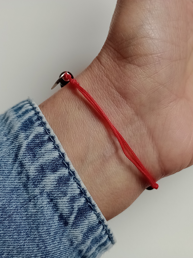 Pulsera hilo rojo regulable de piedras turmalina 8