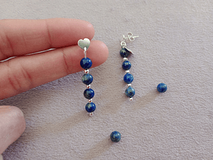 Aros de piedras lapislázuli y detalles de plata