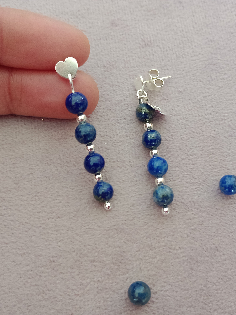 Aros de piedras lapislázuli y detalles de plata 2