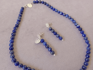 Conjunto de collar y aros de piedras lapislazuli