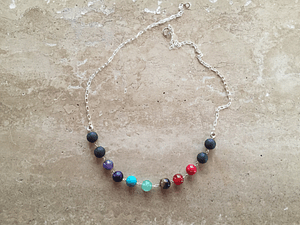 Cadena de plata con piedras de los 7 chakras y piedra volcánica