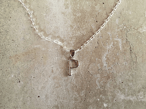 Cadena e inicial de plata