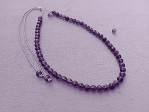 Collar de hilo regulable de piedras amatista