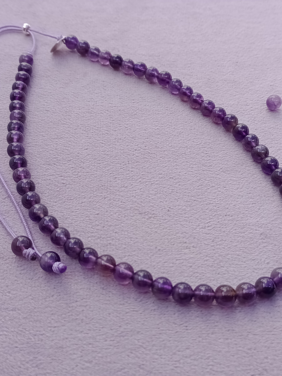 Collar de hilo regulable de piedras amatista 1