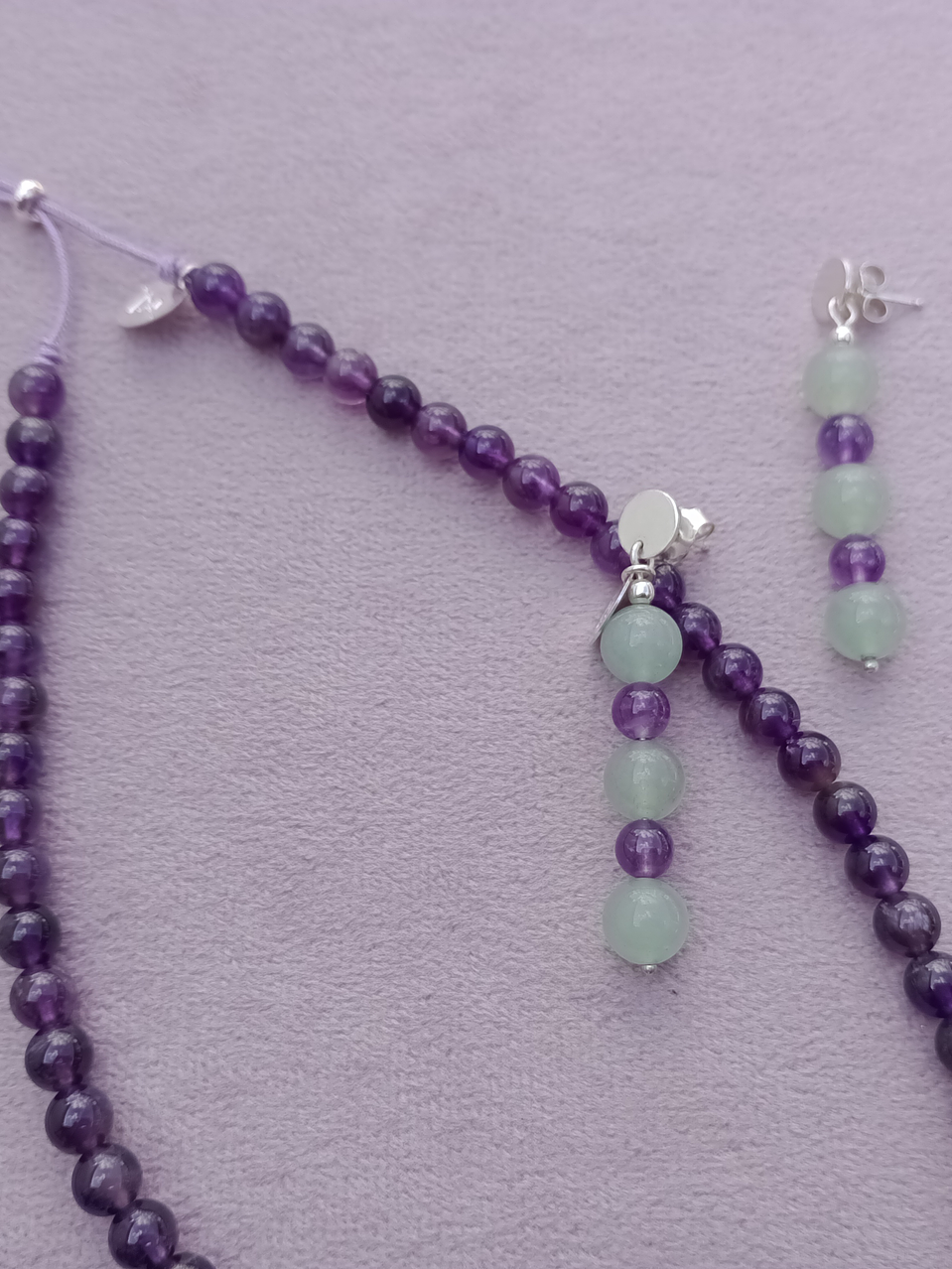 Conjunto de collar de hilo regulable y aros de piedras amatista y jade verde 2