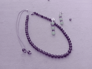 Conjunto de collar de hilo regulable y aros de piedras amatista y jade verde