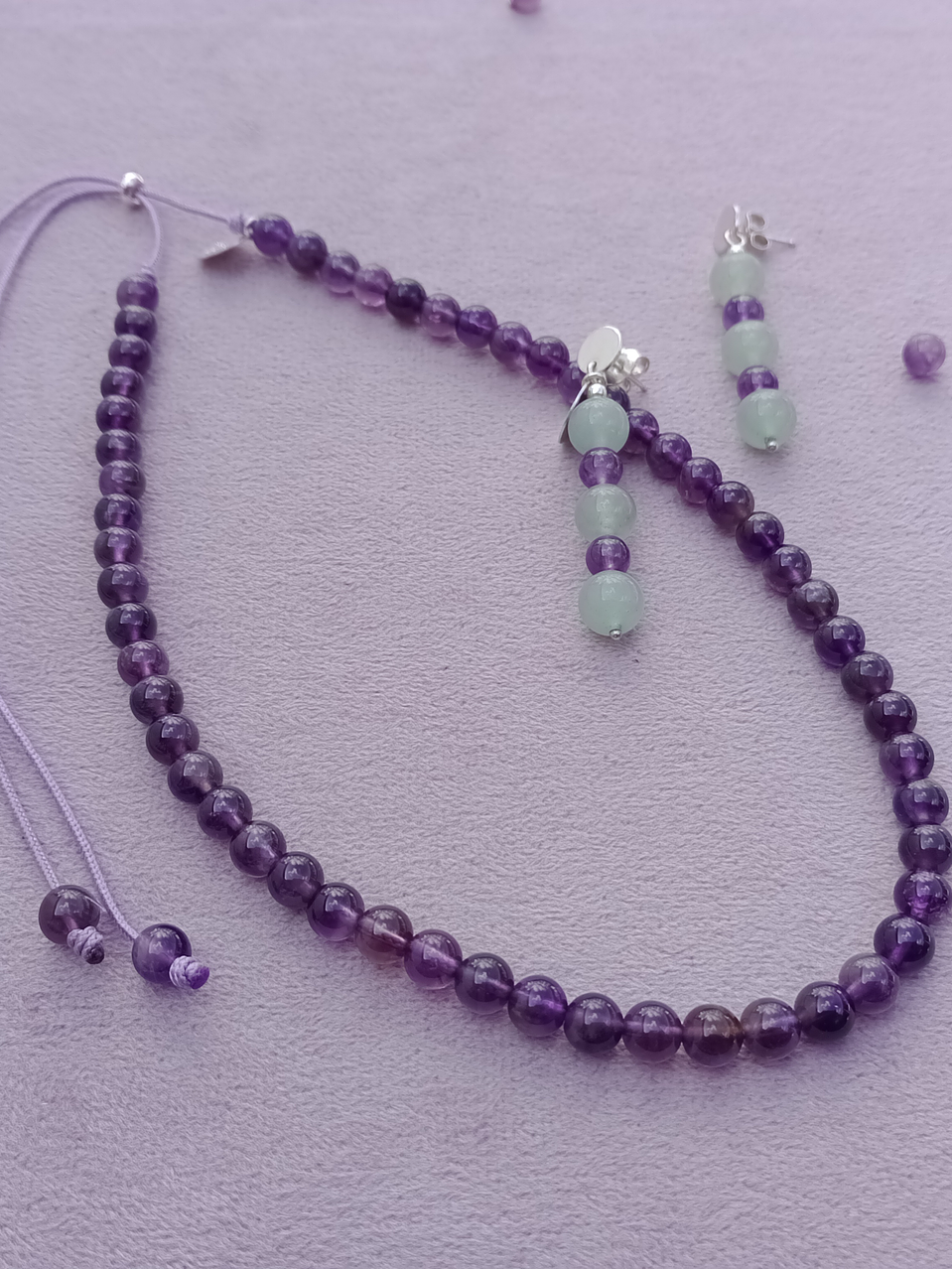 Conjunto de collar de hilo regulable y aros de piedras amatista y jade verde 1