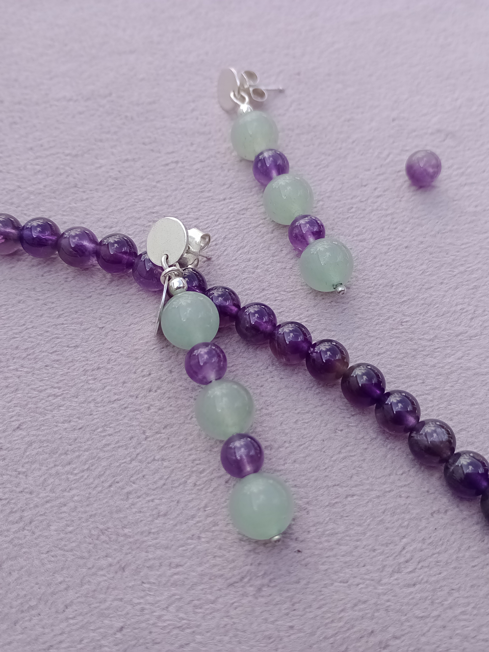 Conjunto de collar de hilo regulable y aros de piedras amatista y jade verde 3