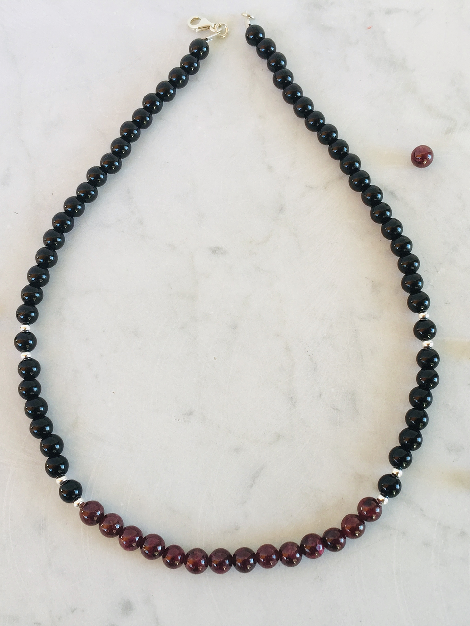 Collar de ónix, granate y detalles de plata 2