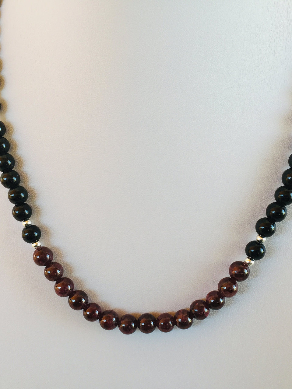 Collar de ónix, granate y detalles de plata 3