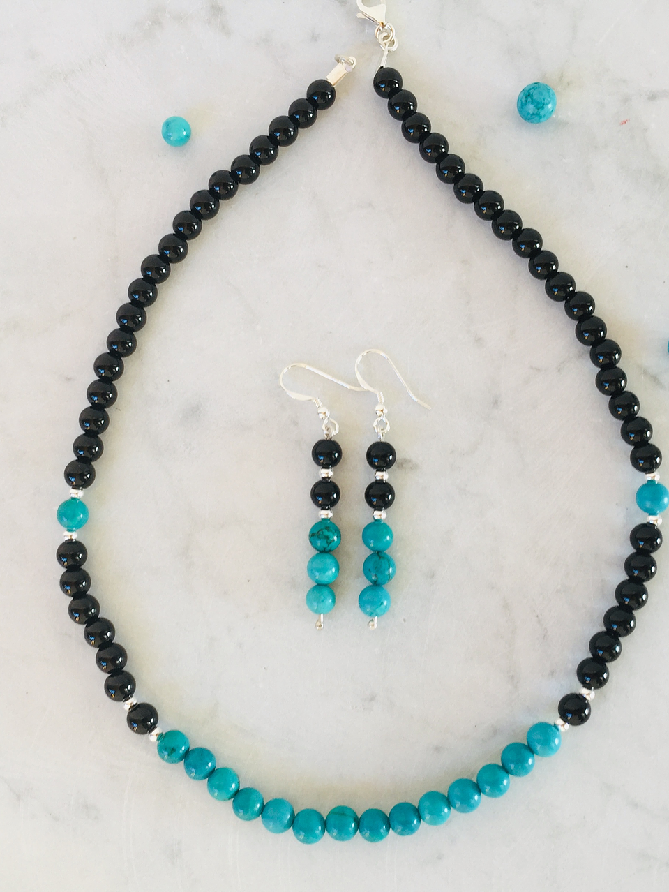 Collar de ónix, turquesa y detalles de plata 3