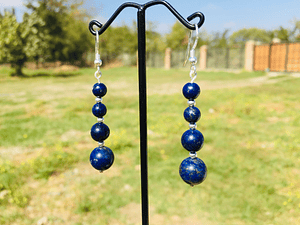 Aros de lapislazuli y detalles de plata