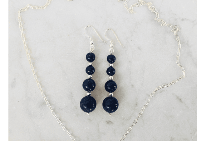 Aros de lapislazuli y detalles de plata