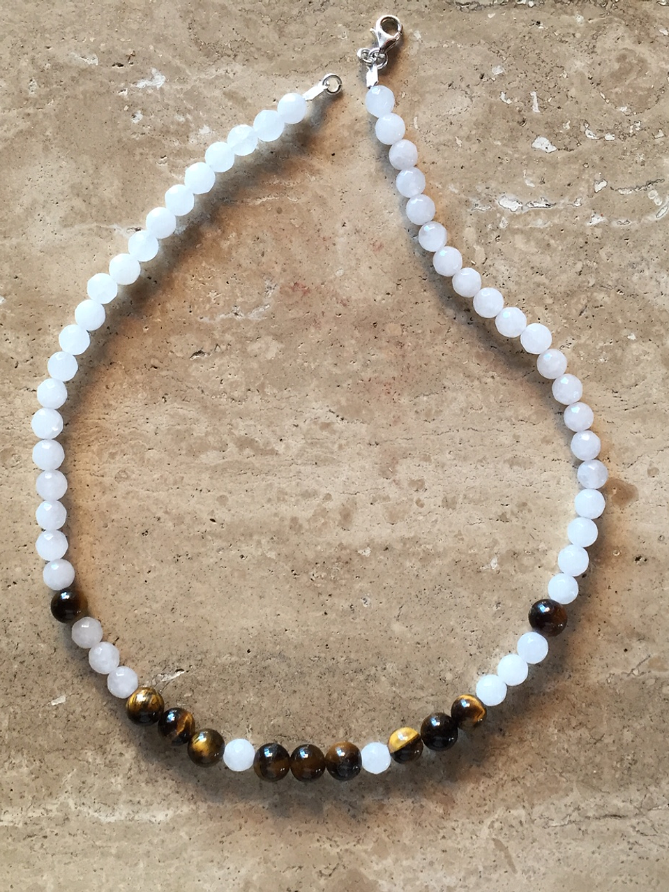 Collar de cuarzo blanco y ojo de tigre 1