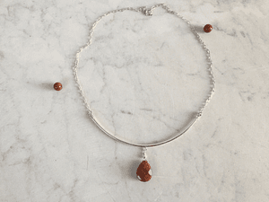 Collar de plata y gota de piedra del sol facetada