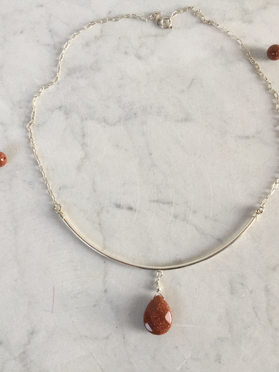 Collar de plata y gota de piedra del sol facetada 1