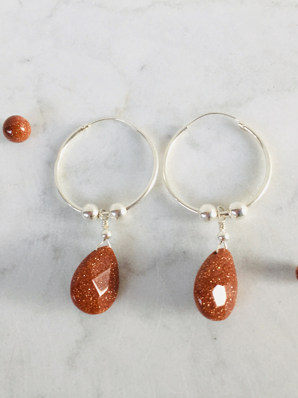 Argollas de plata y gota de piedra del sol facetada 1