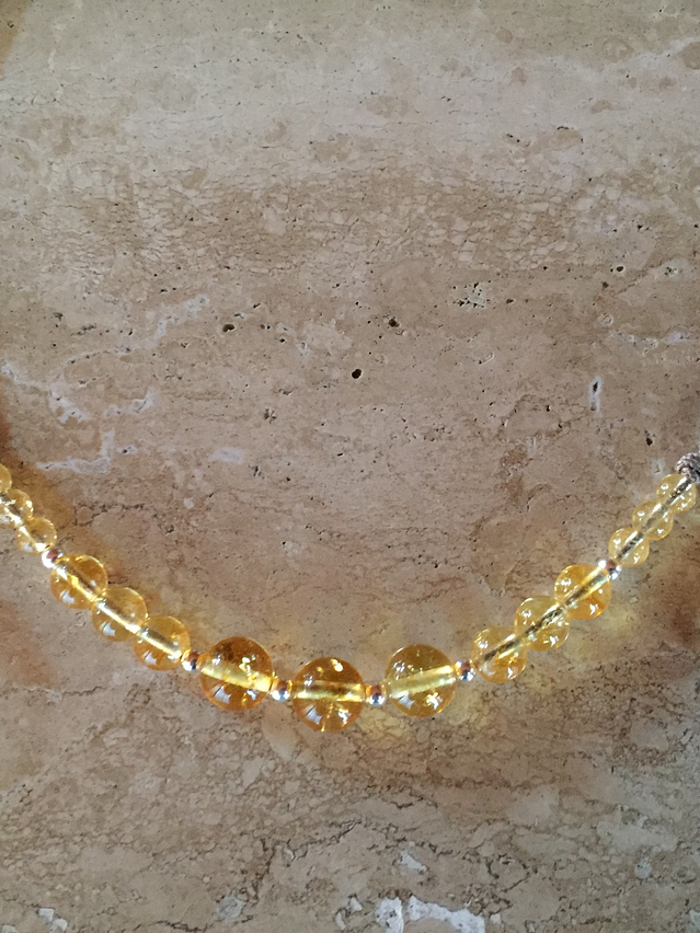 Collar de hilo regulable con piedras citrino y detalles de plata  1