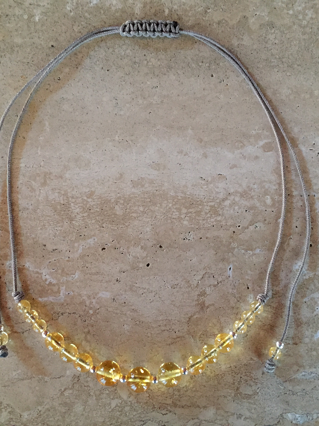 Collar de hilo regulable con piedras citrino y detalles de plata  2