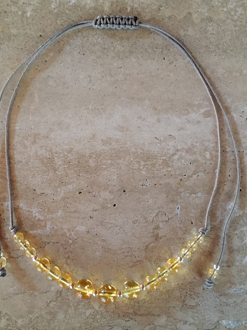 Collar de hilo regulable con piedras citrino y detalles de plata  2