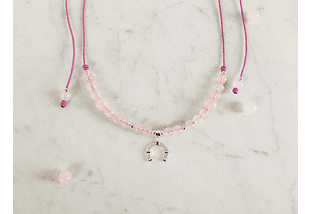 Collar de hilo regulable con piedras cuarzo rosado y colgante herradura de plata