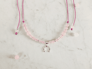 Collar de hilo regulable con piedras cuarzo rosado y colgante herradura de plata