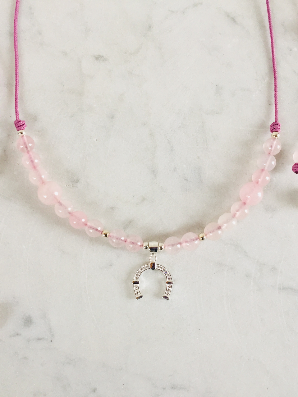 Collar de hilo regulable con piedras cuarzo rosado y colgante herradura de plata 1