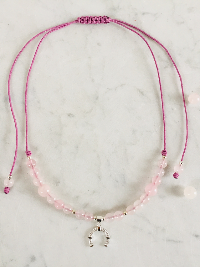 Collar de hilo regulable con piedras cuarzo rosado y colgante herradura de plata 2