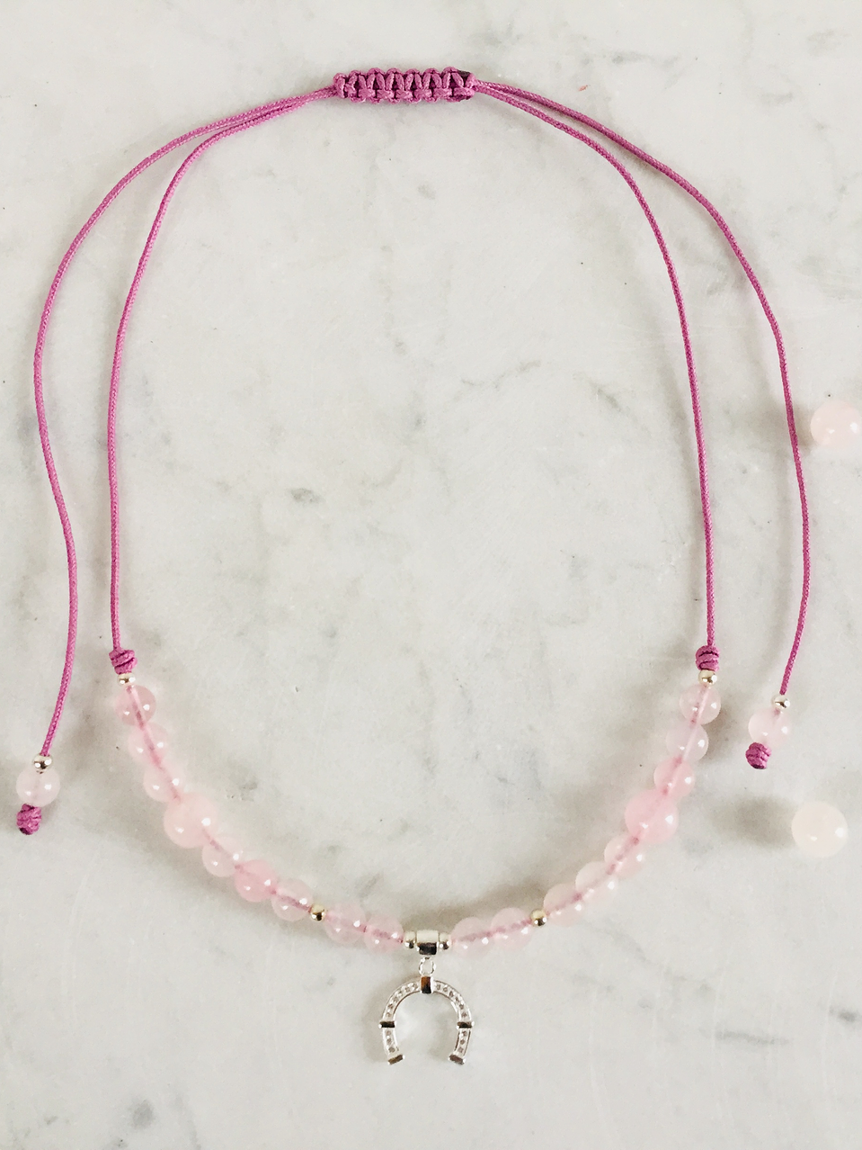 Collar de hilo regulable con piedras cuarzo rosado y colgante herradura de plata 2