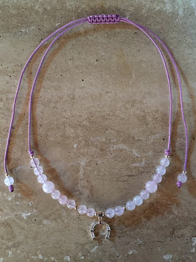 Collar de hilo regulable con piedras cuarzo rosado y colgante herradura de plata 3