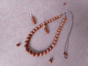 Conjunto de collar de hilo regulable y aros de piedra del sol