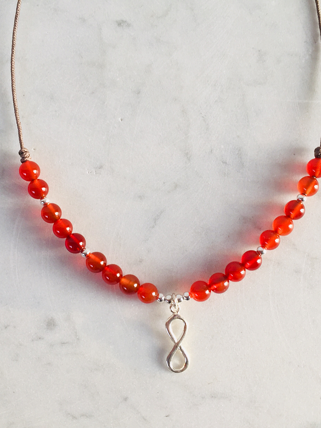 Collar de hilo regulable con piedras ágata cornalina e infinito de plata 1
