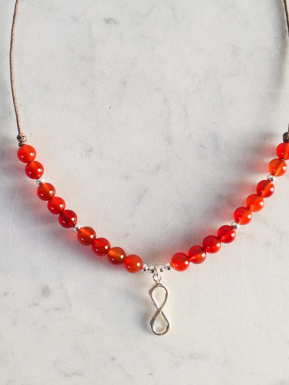 Collar de hilo regulable con piedras ágata cornalina e infinito de plata 1