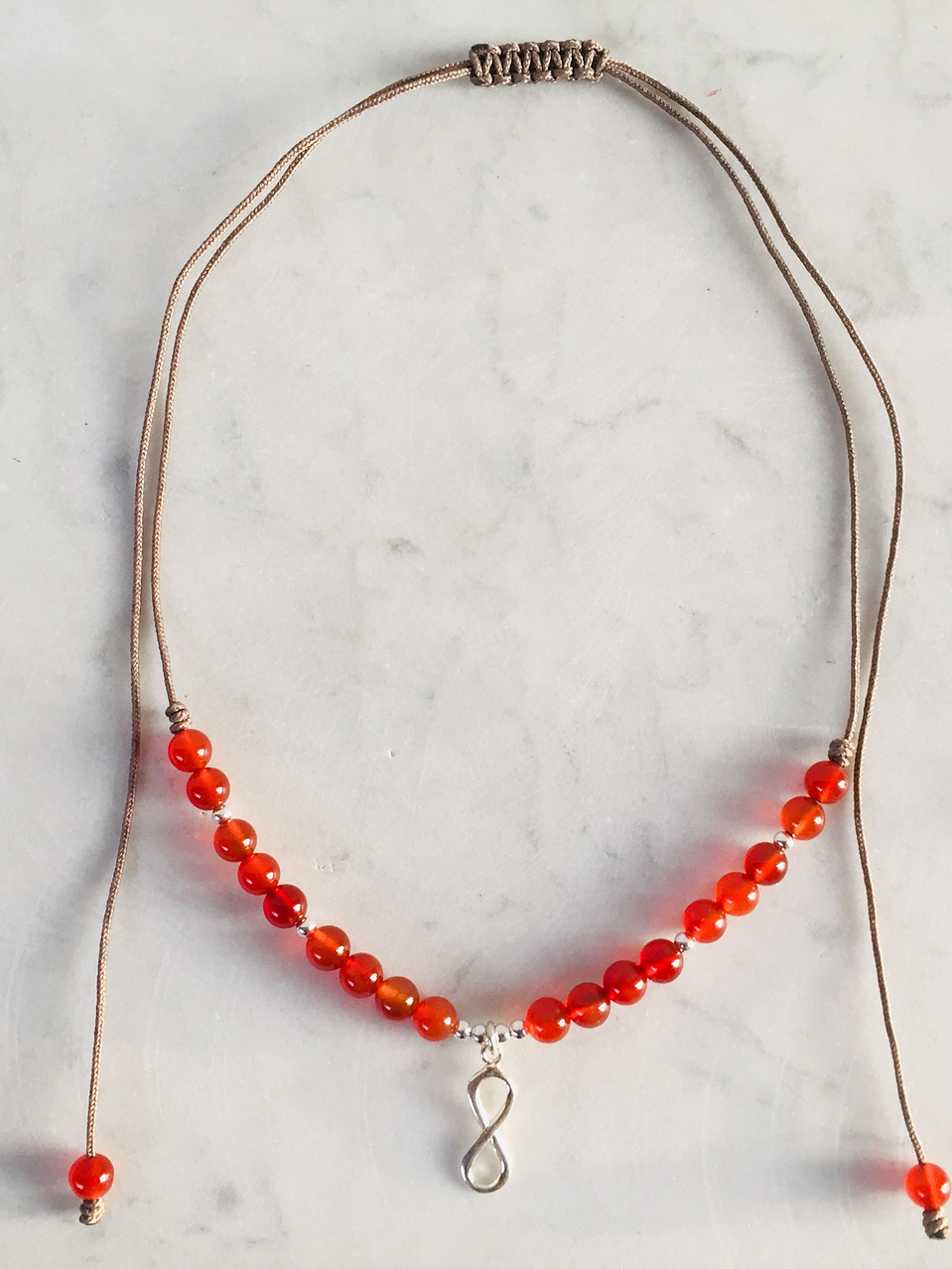 Collar de hilo regulable con piedras ágata cornalina e infinito de plata 2