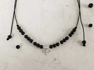 Collar de hilo regulable con piedras ónix y dije de plata