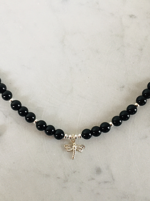 Collar de hilo regulable con piedras ónix y dije de plata 1