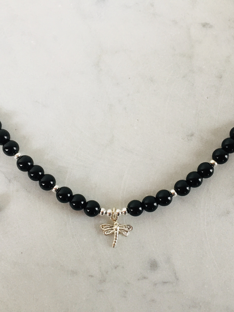 Collar de hilo regulable con piedras ónix y dije de plata 1