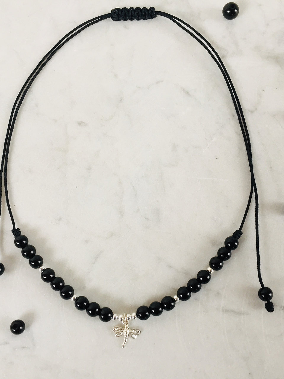 Collar de hilo regulable con piedras ónix y dije de plata 2