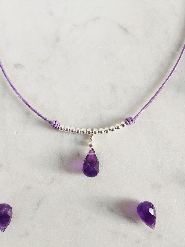 Collar de hilo regulable con gota de piedra amatista facetada y detalles de plata 1
