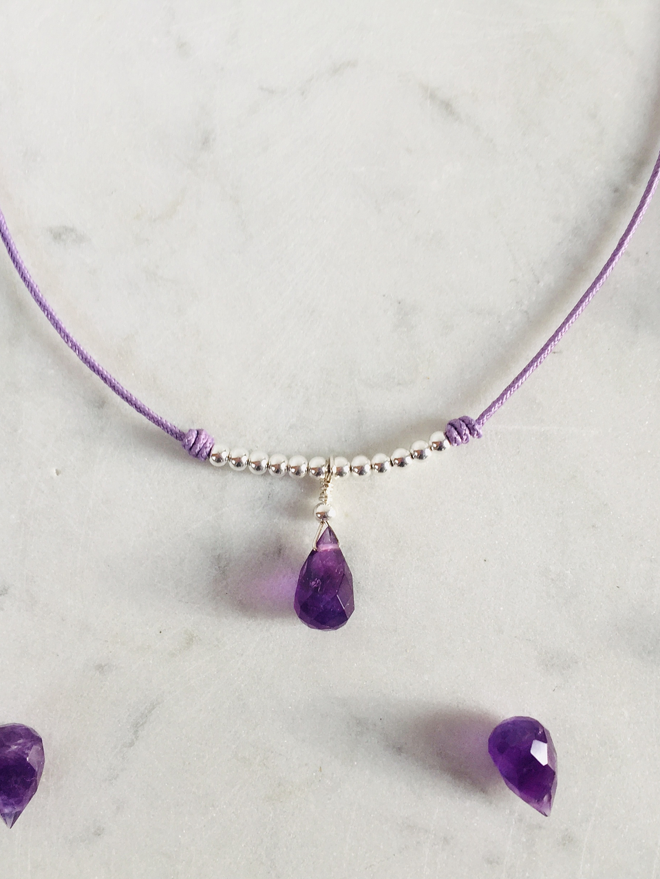 Collar de hilo regulable con gota de piedra amatista facetada y detalles de plata 1