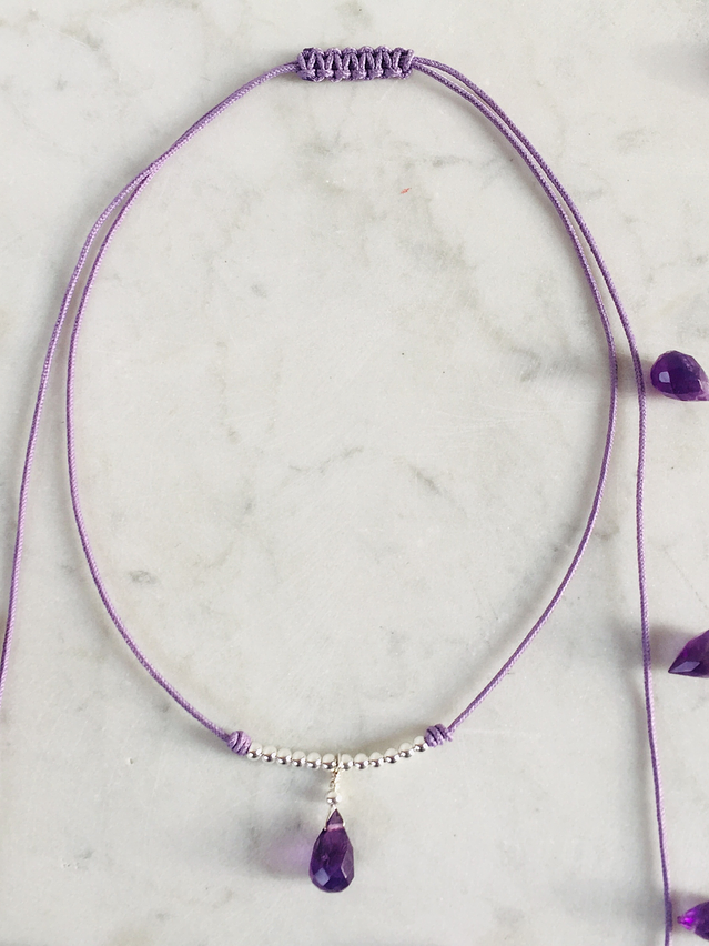 Collar de hilo regulable con gota de piedra amatista facetada y detalles de plata 2