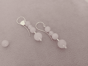 Aros de piedras cuarzo rosa y detalles de plata