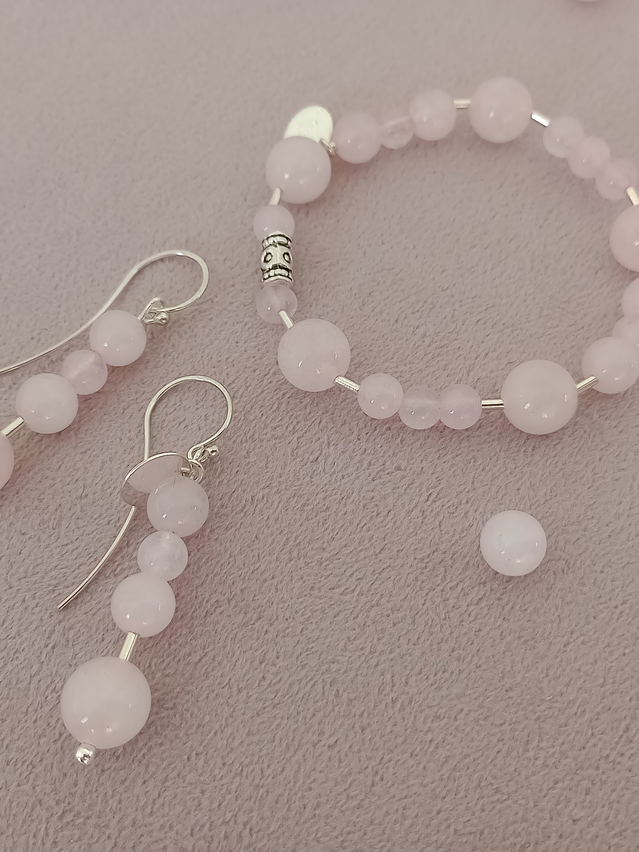 Conjunto de pulsera y aros de piedras de cuarzo rosa 2