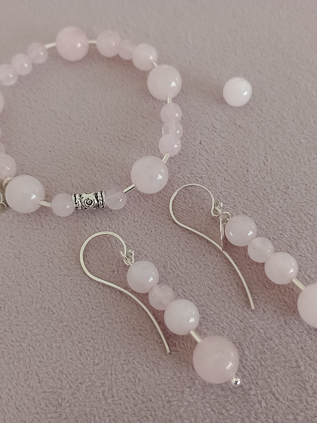 Conjunto de pulsera y aros de piedras de cuarzo rosa 1