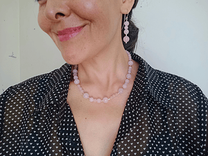 Collar de piedras cuarzo rosa y detalles de plata