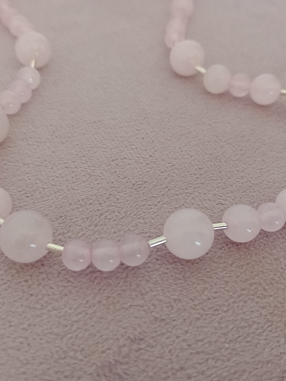 Collar de piedras cuarzo rosa y detalles de plata 5