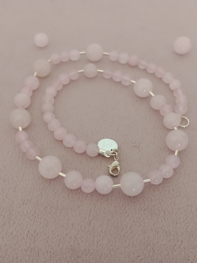 Collar de piedras cuarzo rosa y detalles de plata 2