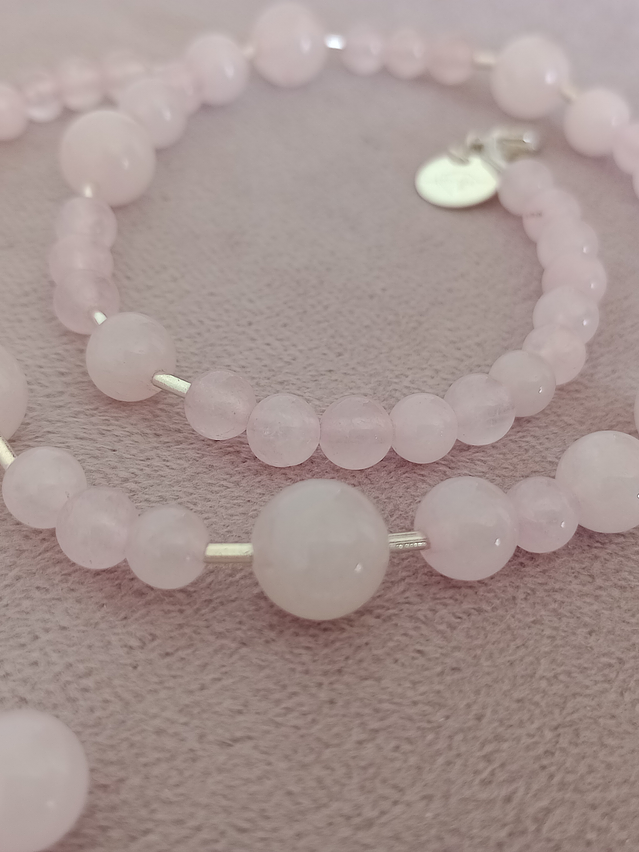 Collar de piedras cuarzo rosa y detalles de plata 3